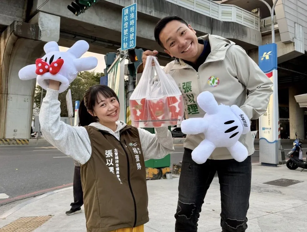 左楠市議員參選人張以理 之前初選期間，太太懷孕時也一起陪站路口，全家總動員。（圖/徐炳文翻攝）