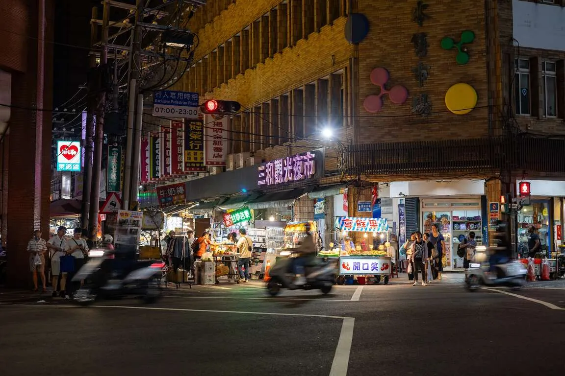 緊鄰捷運台北橋站的三和夜市，白天是熱鬧的「三重中央公有零售市場」，傍晚則化身為充滿人間煙火氣的深夜食堂。（圖／取自新北市旅遊網）