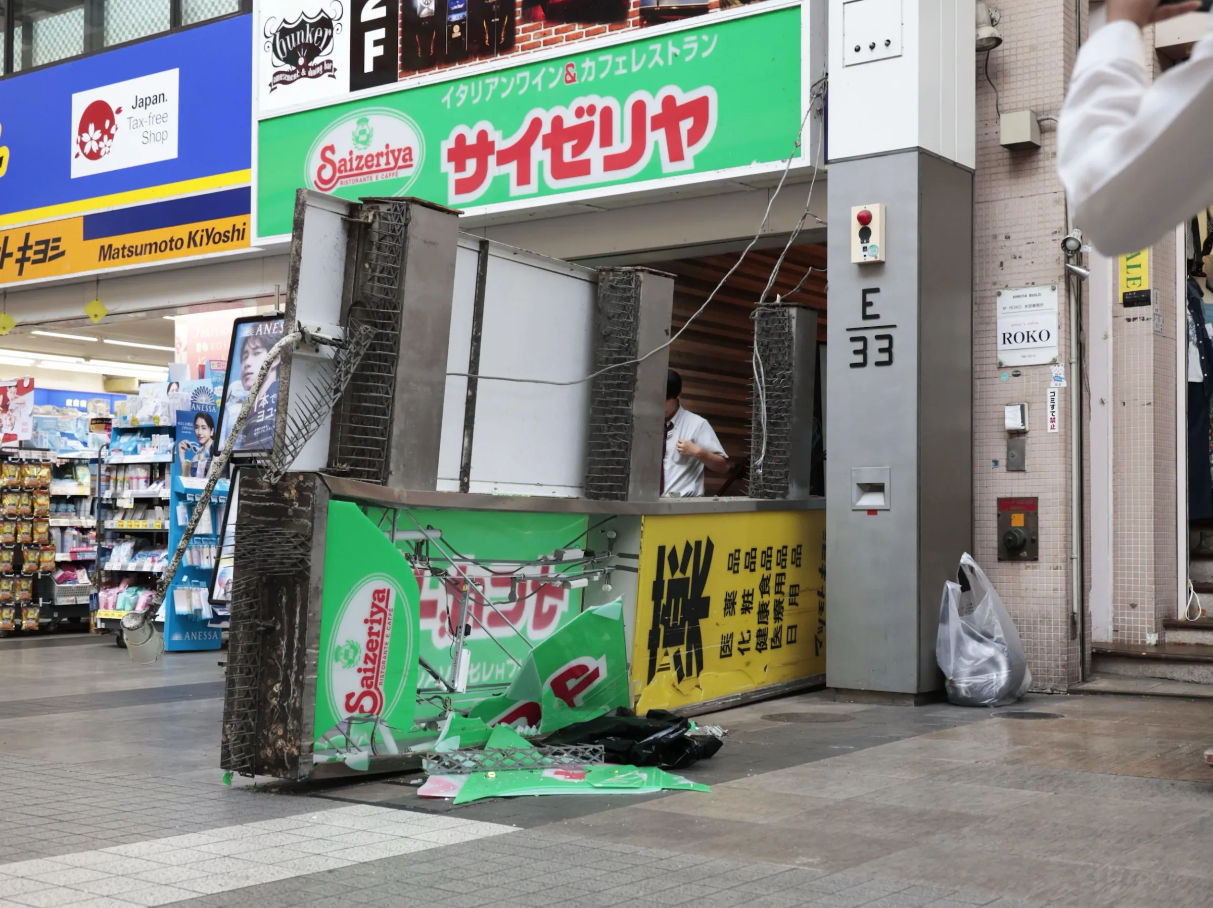 2026年7月28日，日本南部九州島熊本縣發生地震，薩莉亞餐廳的招牌倒落地面。（美聯社）