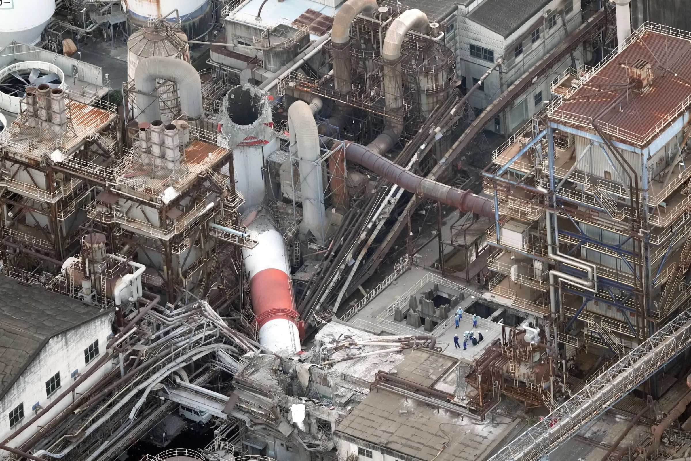 2026年7月28日，日本九州熊本縣發生強烈地震，日本製紙工業株式會社八代工廠的煙囪也被震倒。（美聯社）