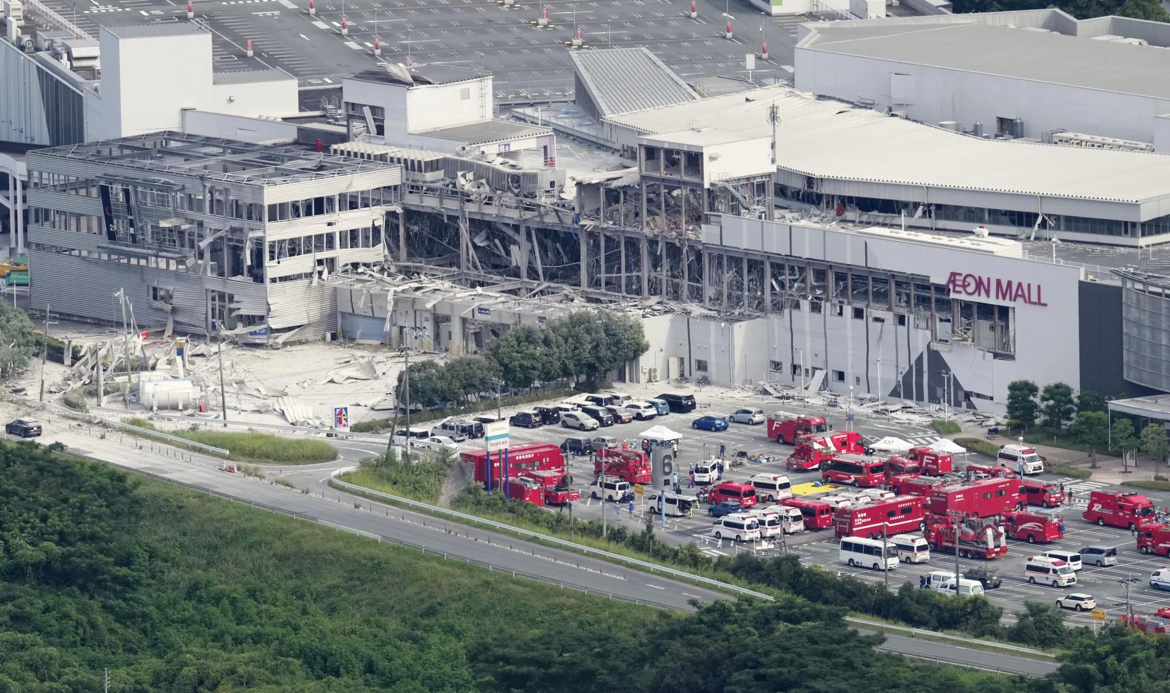 2026年7月28日，日本南部熊本縣鹿島市發生地震後，永旺購物中心受損嚴重。（美聯社）