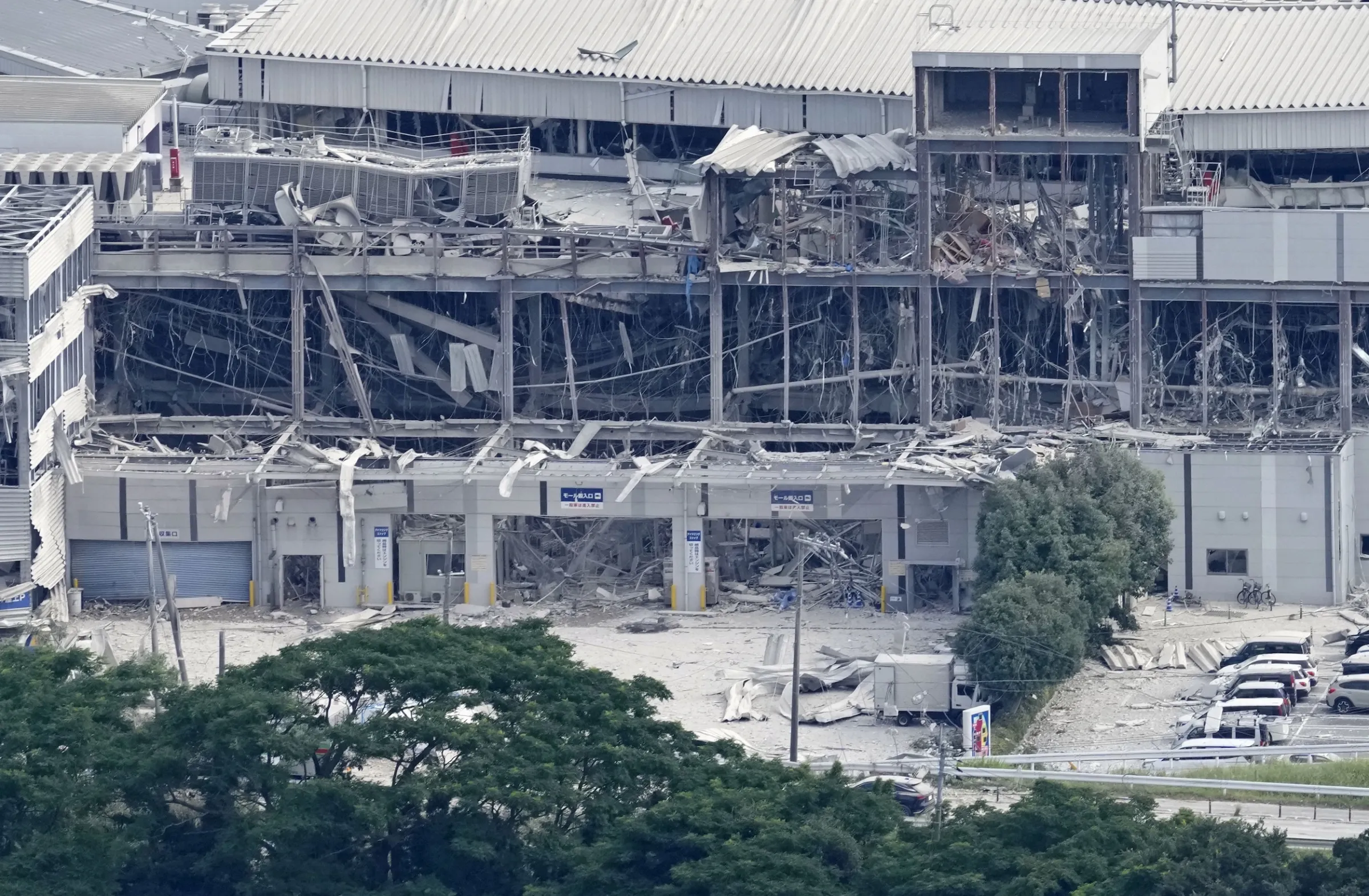 2026年7月28日，日本南部熊本縣鹿島市發生地震後，永旺購物中心受損嚴重。（美聯社）