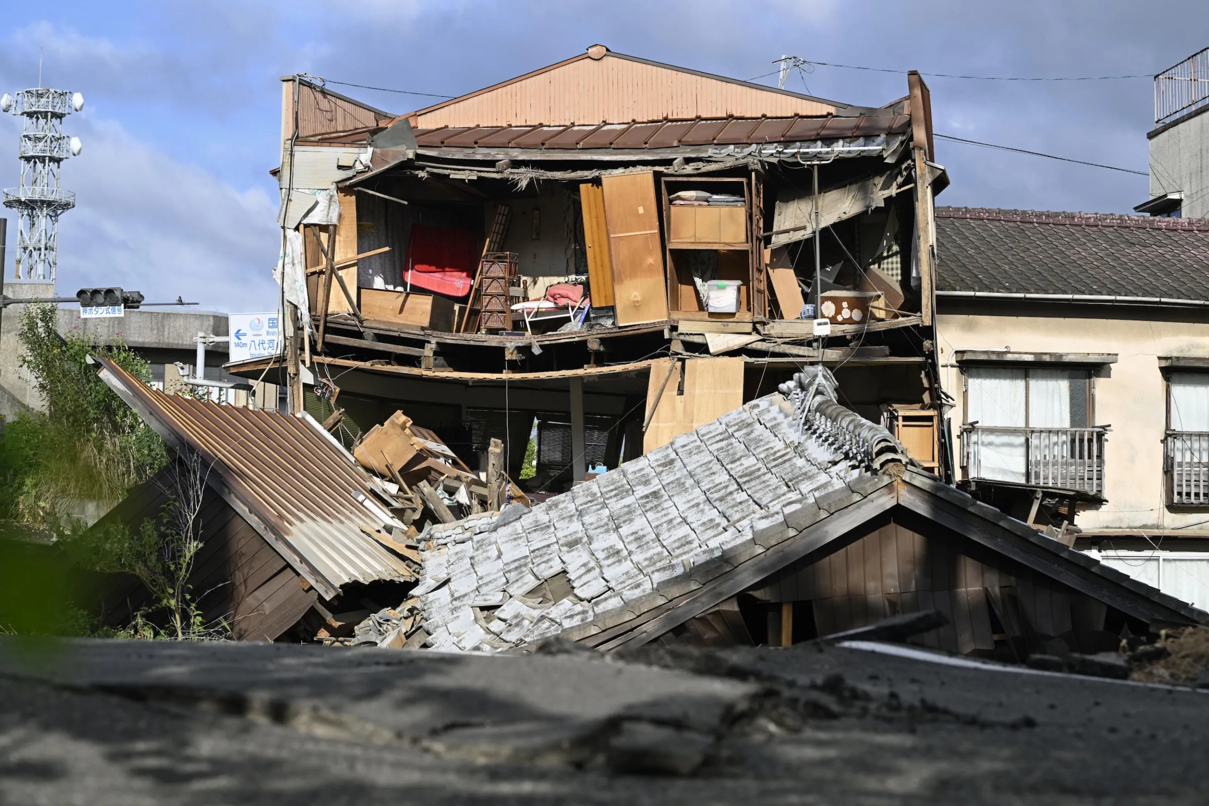 2026年7月28日，日本南部九州島熊本縣發生地震，八代市震倒不少建築物。（美聯社）