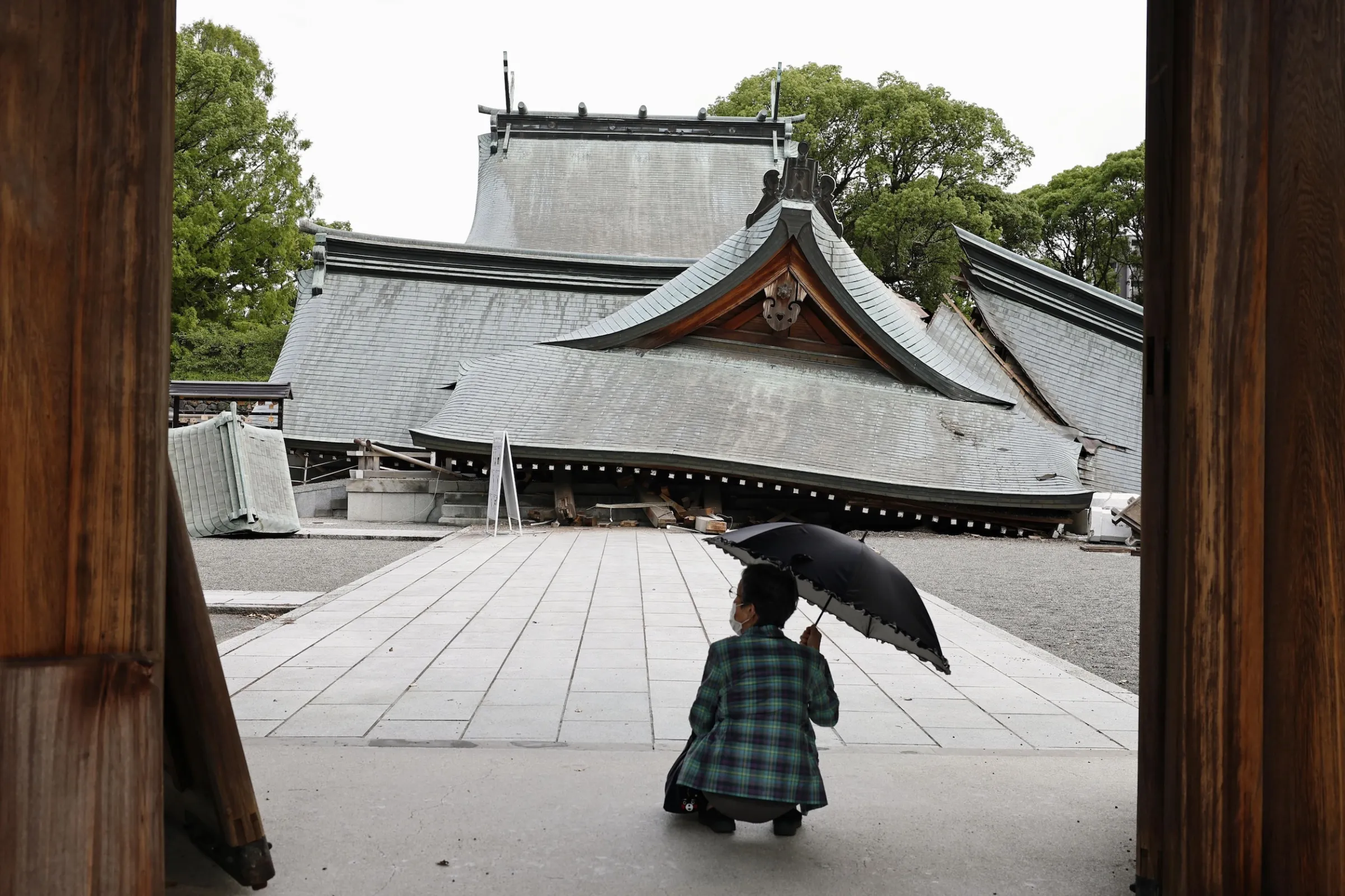 2026年7月28日，日本南部九州島熊本縣發生地震，八代神社也被震垮。（美聯社）