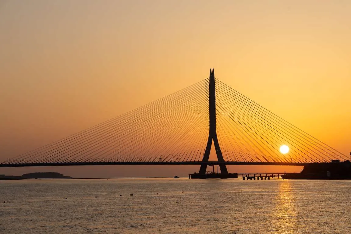 淡江大橋的日落，單塔不對稱斜張橋橫跨淡水河口，讓夕陽美景更增添一分意境。（圖／取自新北市觀光旅遊網）