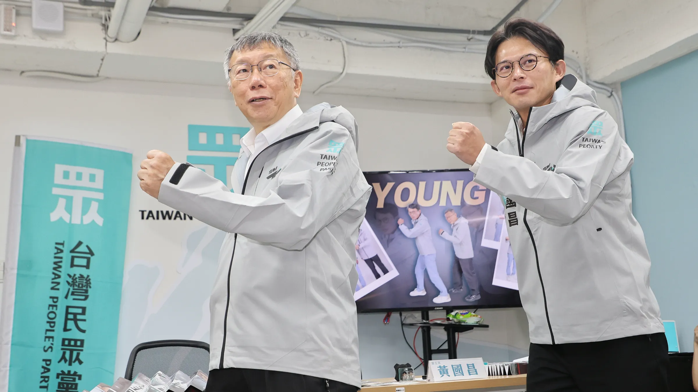 20260729-民眾黨主席黃國昌（右）、創黨主席柯文哲（左）29日出席「台灣民眾黨7週年黨慶」記者會。（柯承惠攝）