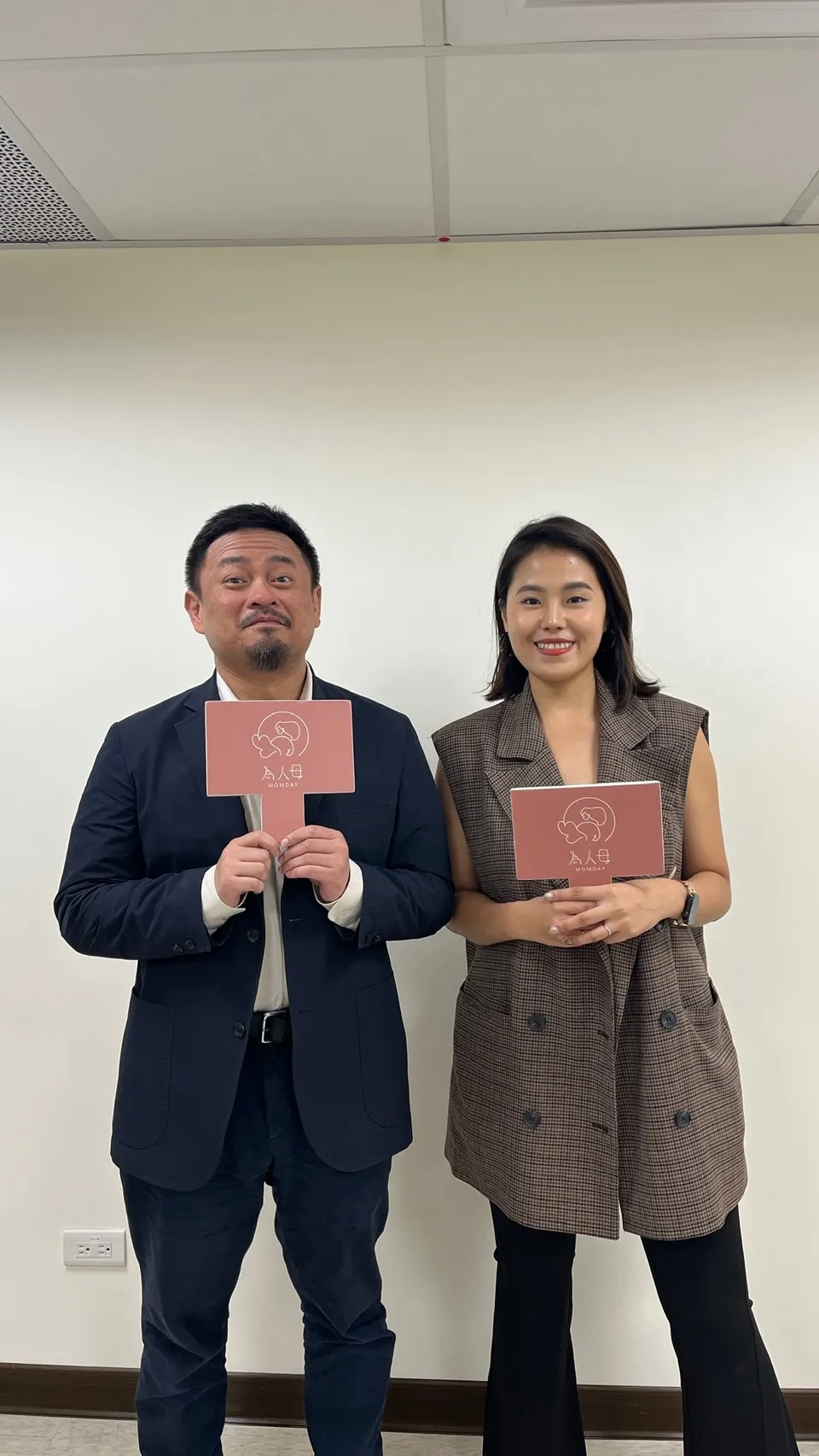 陳渝淇訪談洪申翰部長，說明育嬰留停新制與勞動權益（圖片提供／陳渝淇）