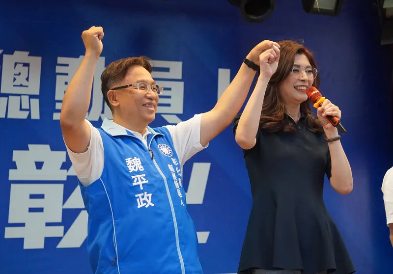 拋全額補助學雜費　魏平政競總補充說明 國民黨彰化縣長參選人魏平政（左）指出將推動全縣幼兒園至國中學雜費全額補助政策，競總29日進一步說明是指全面補助家長現行繳交的代收代辦費，包含家長會費、團保費及教科書費等。圖為國民黨主席鄭麗文（右）28日為魏平政站台情形。中央社記者吳哲豪彰化攝115年7月29日