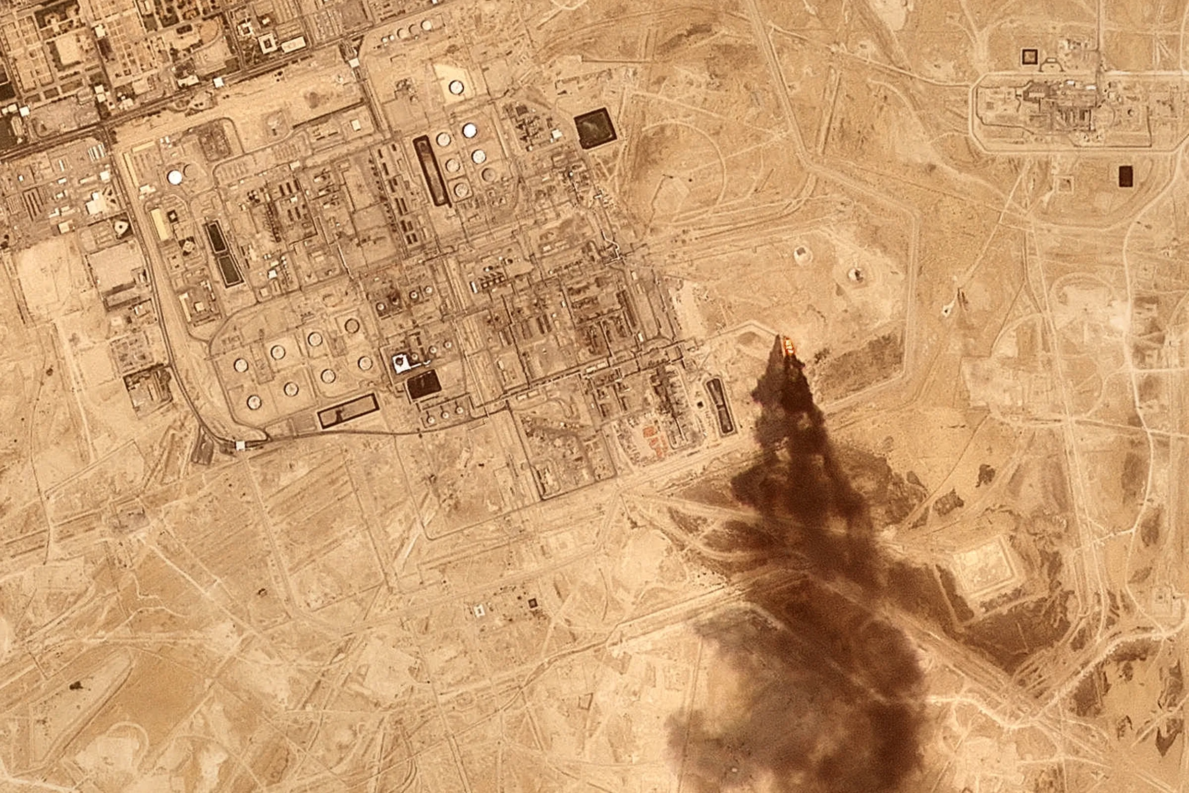 2026年7月27日，衛星影像顯示，沙烏地阿拉伯阿布蓋格的沙烏地阿美石油加工廠冒出濃煙。（美聯社）