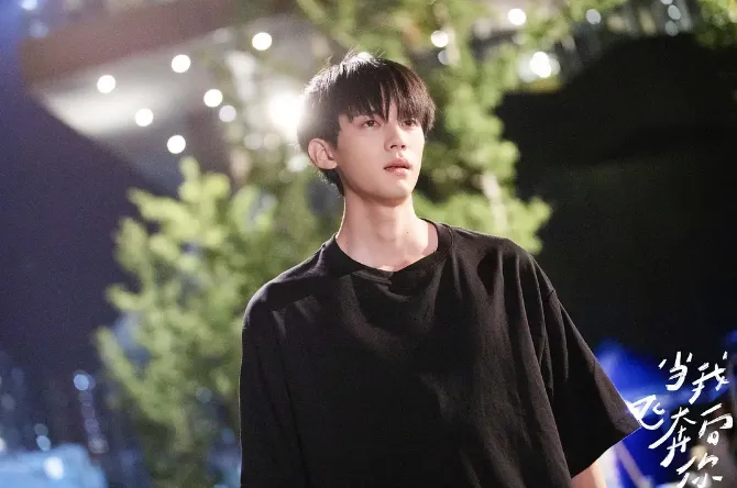 陸劇少年感最強男主第4名：周翊然《當我飛奔向你》（圖／取自微博）