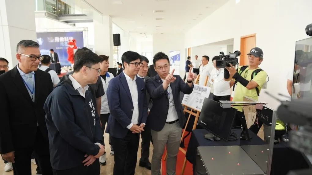「機器人創新中心」展示飛傲科技自研的機器人智能設備，市長陳其邁逐一參觀智能機器人咖啡機、紅豆餅製造機、複合式機器人及巡檢移動機器人等系統設備。（圖/高市府提供）