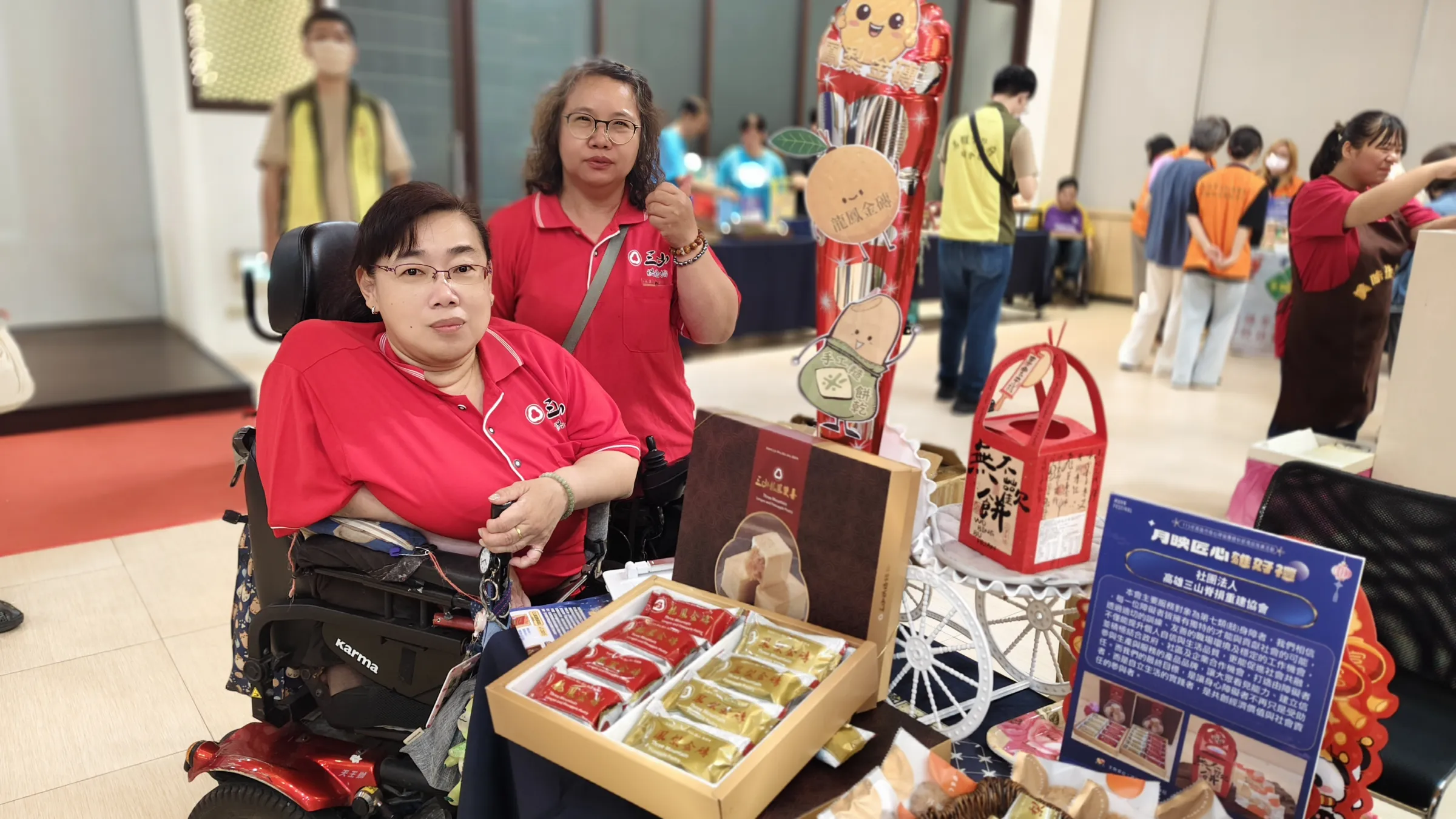 身障團體展示多款秋節禮品，展現身障職人的精湛手藝與在地特色。（圖/徐炳文攝）