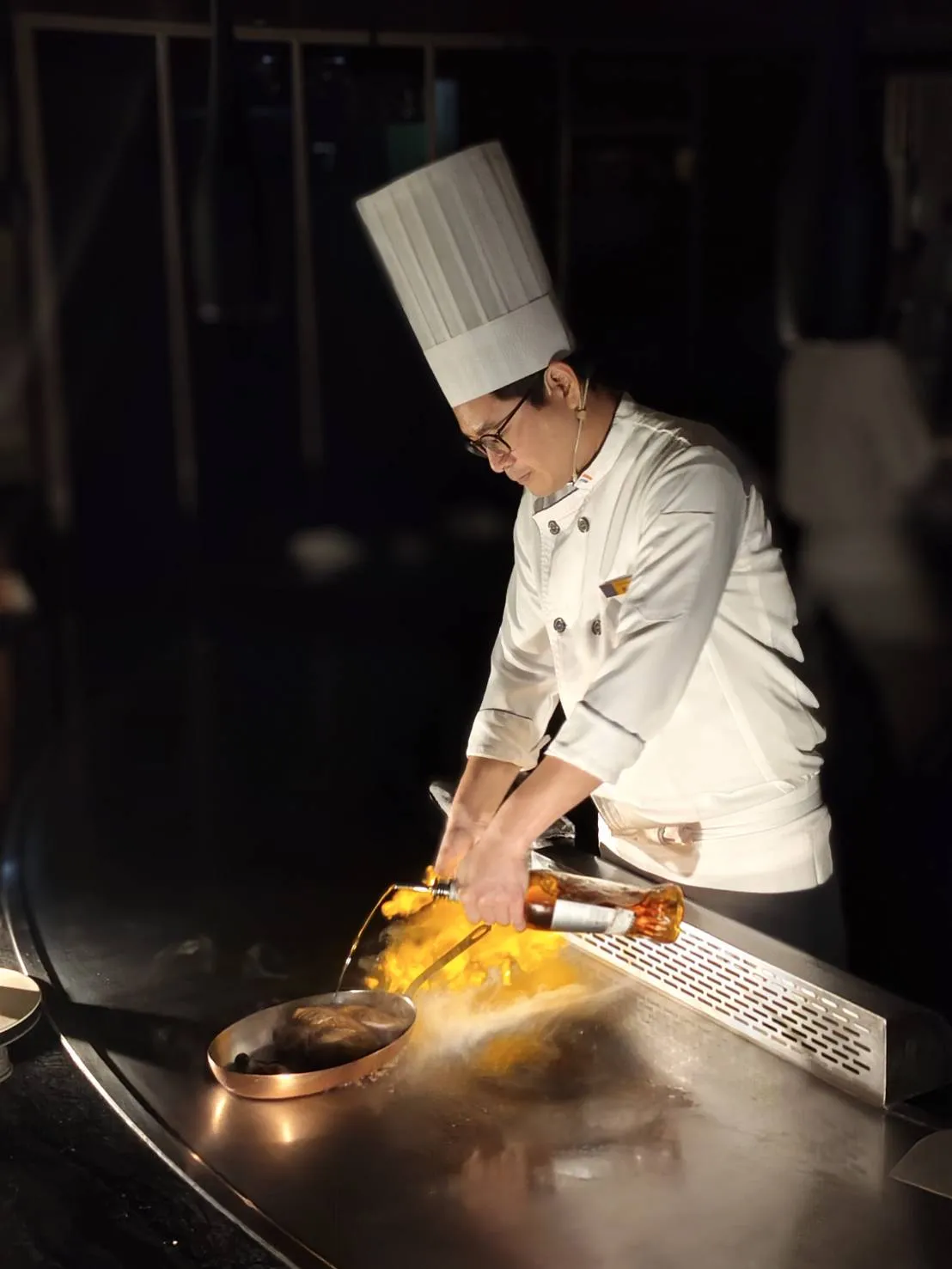 夏慕尼黃子牧主廚 精彩火焰料理表演。