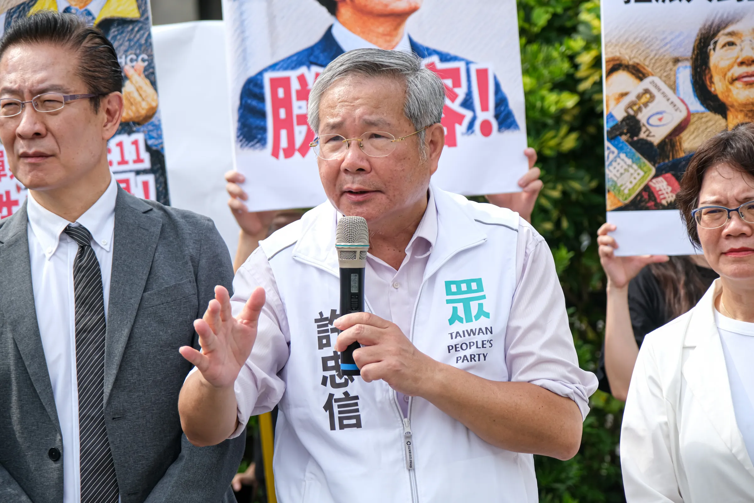 20260731-民眾黨31日於監察院大門口前召開「監察失靈、包庇權貴、監委失格」記者會，圖為民眾黨立委許忠信（中）。（劉偉宏攝）