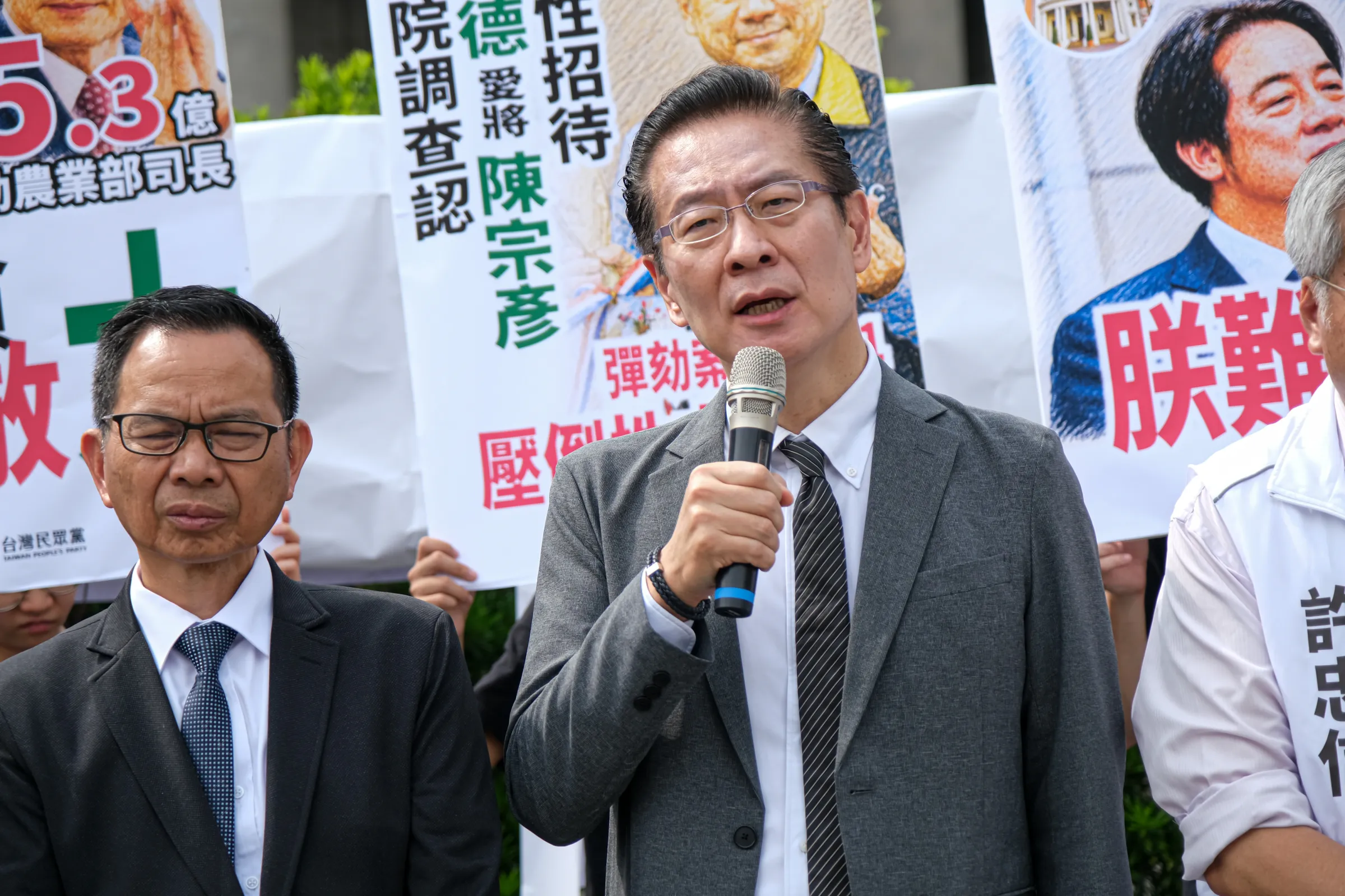 20260731-民眾黨31日於監察院大門口前召開「監察失靈、包庇權貴、監委失格」記者會，圖為民眾黨立委王安祥（中）。（劉偉宏攝）