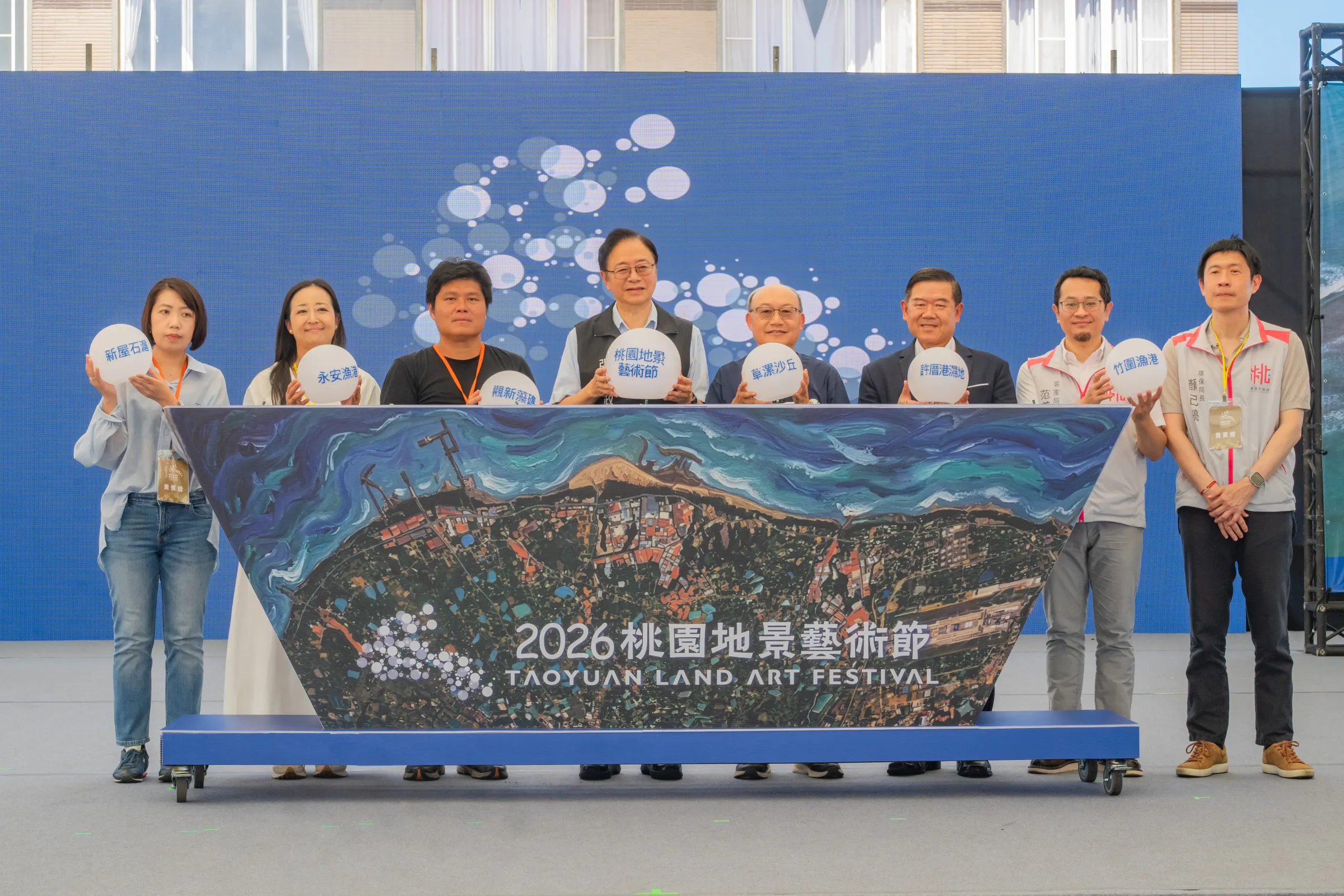 2026桃園地景藝術節現正展出中，桃園市長張善政(左4)歡迎大家趁著暑假，前來桃園珍珠海岸，感受藝術作品與海岸交織而成的獨特魅力。圖/桃園市政府提供