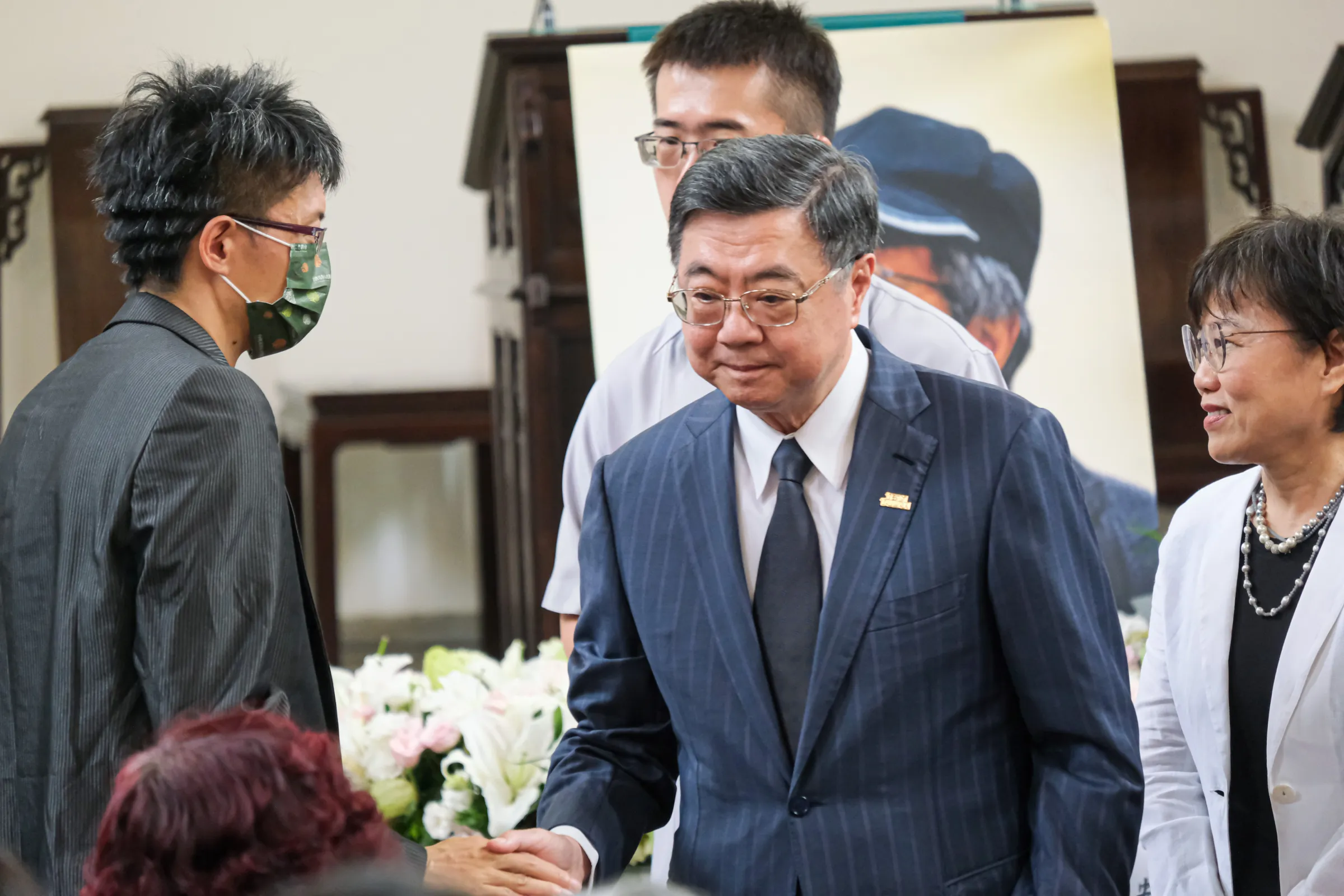 20260731-行政院長卓榮泰（右）31日赴台灣基督長老教會濟南教會出席林榮基先生告別禮拜，並與林榮基長子林靈均（左）握手致意。（劉偉宏攝）