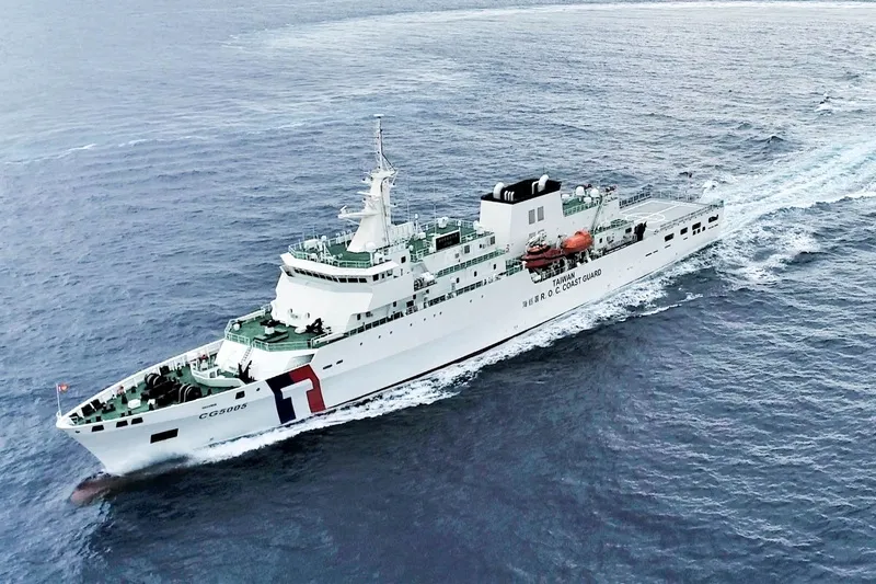 海巡署：中國海警假執法真擴權　全程監控 中國海警稱秀山艦編隊在台灣以東海域依法巡查；海巡署31日表示，目前由海巡署「台北艦」（圖）等艦艇持續監控中，並嚴正駁斥中國「假執法、真擴權」等認知作戰。（海巡署提供）中央社記者劉建邦傳真115年7月31日