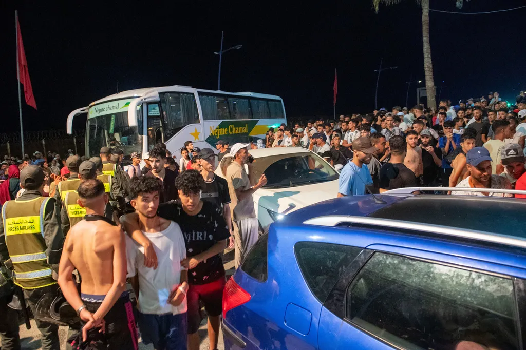 西班牙位於北非的飛地城市休達，如今面臨來自摩洛哥大量非法移民翻牆入境危機。（美聯社）