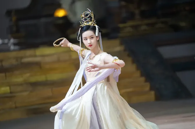 近年古裝陸劇最美女二第2名：陳都靈《長月燼明》（圖／取自微博）
