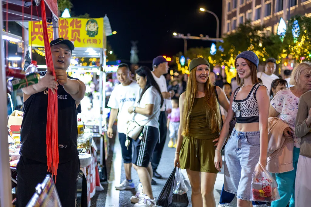中國黑龍江黑河的夜市，湧入不少來自俄羅斯的遊客。（美聯社）