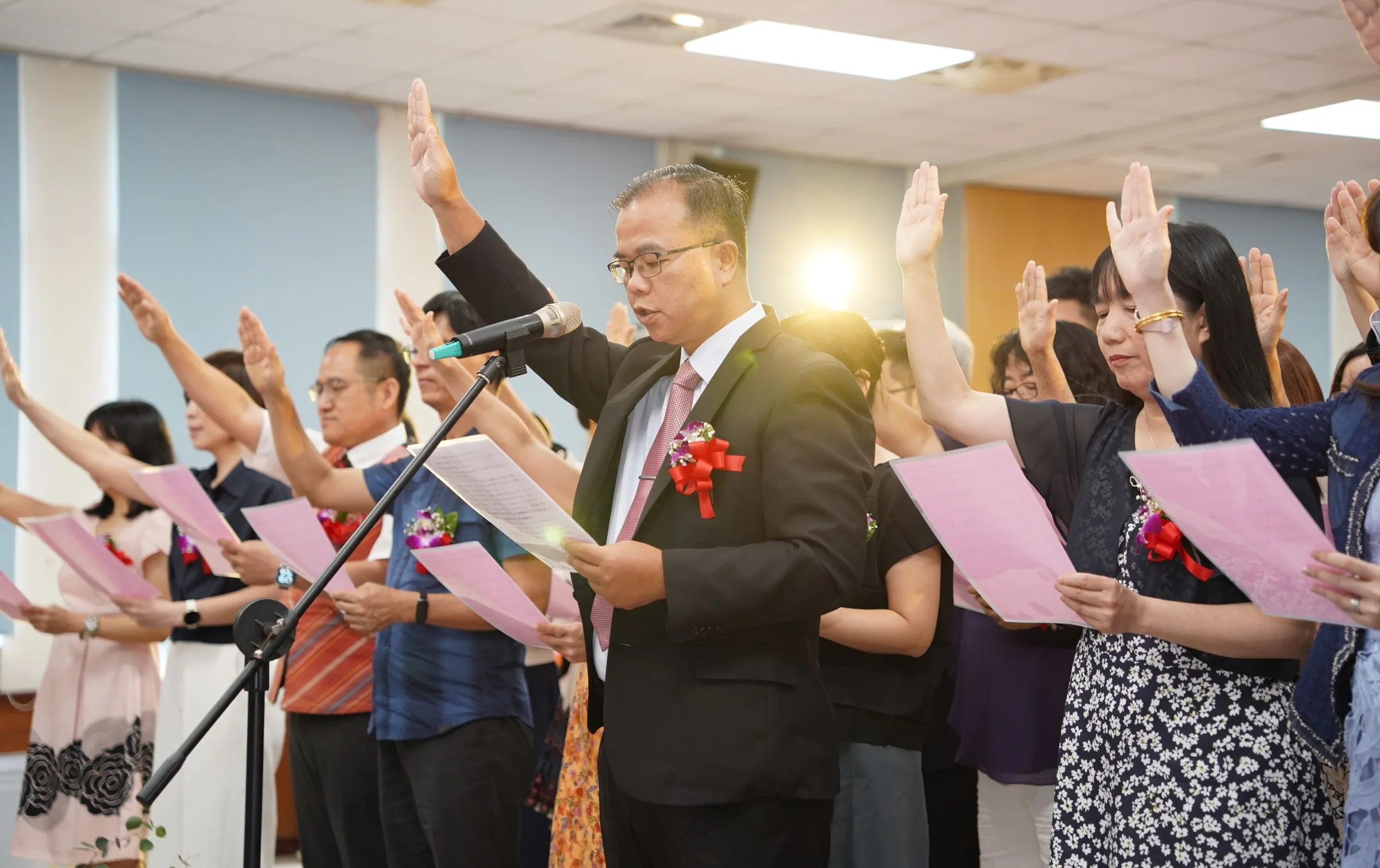 竹縣高中、國中小學16名連任校長、26名新任校長（含籌備處主任），由二重國中校長徐華助領誓完成宣誓。（圖／新竹縣政府提供）