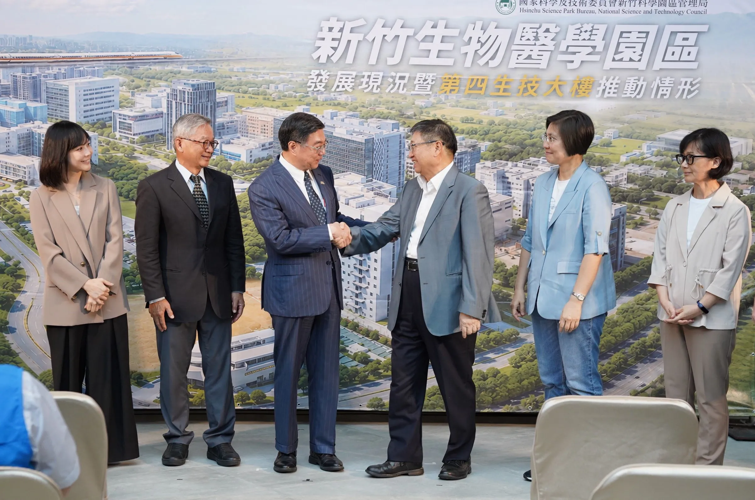 行政院長卓榮泰感謝楊文科縣長展現魄力，無論是後山、前院的整合或周邊環境的配套，都將一併盤點與解決，全面釐清推動。（圖／新竹縣政府提供）