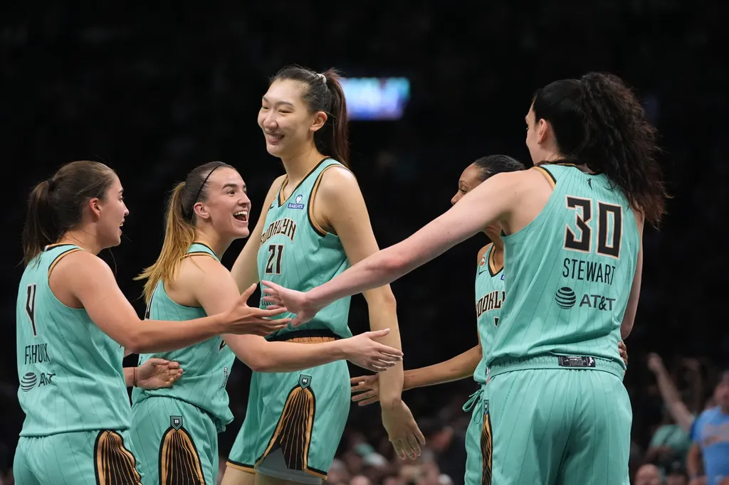 WNBA紐約自由人（New York Liberty）的中國籍球星韓旭（中）。（美聯社）