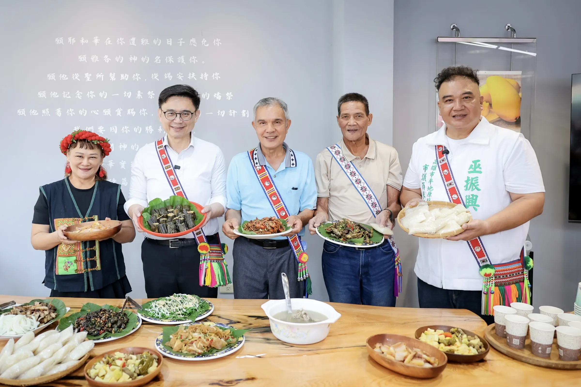 賴瑞隆分享與平地原住民市議員參選人巫振興、高雄市阿美族總頭目林信明，及阿美族、排灣族族人共同交流的過程。（圖/賴瑞隆服務處提供）