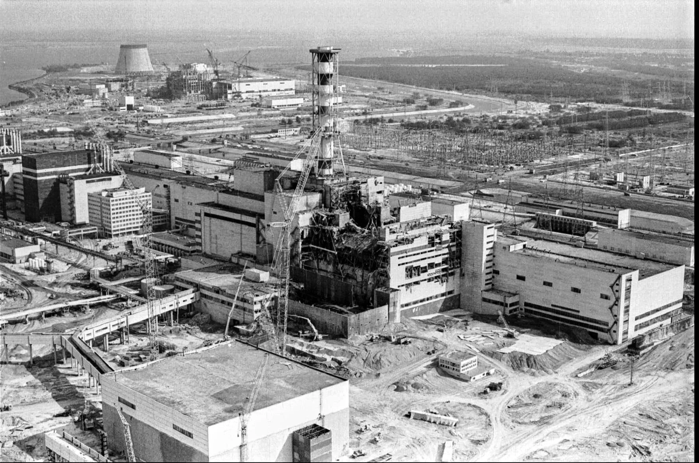 1986年4月26日、爆発と火災が発生した直後のチェルノブイリ原発4号機。（AP通信）