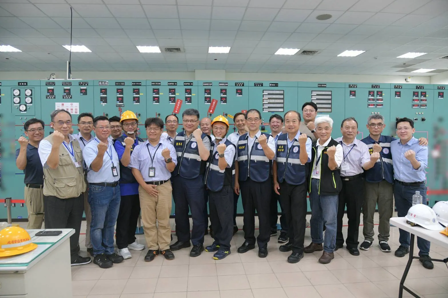 台電高雄楠梓「雄積三、四線」完工送電，台電公司董事長曾文生、總經理郭天合與團隊成員見證歷史一刻。（圖/台電提供）