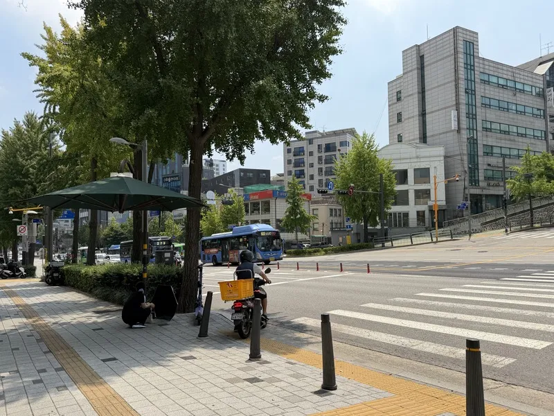 韓國面臨酷暑　首爾市祭抗暑措施應對 韓國連日高溫，首爾市3日召開高溫緊急對策會議，針對健康弱勢族群、戶外工作者及一般市民擬定抗暑策略。圖為首爾一處斑馬線旁的遮陽傘。中央社記者楊啟芳首爾攝115年8月3日