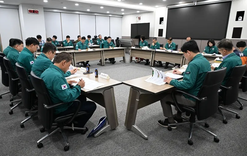 韓國酷暑持續　首爾市開高溫緊急對策會議擬策略 韓國連日高溫，首爾市3日召開高溫緊急對策會議，針對健康弱勢族群、戶外工作者及一般市民擬定抗暑策略。（首爾市政府提供）中央社記者楊啟芳首爾傳真115年8月3日
