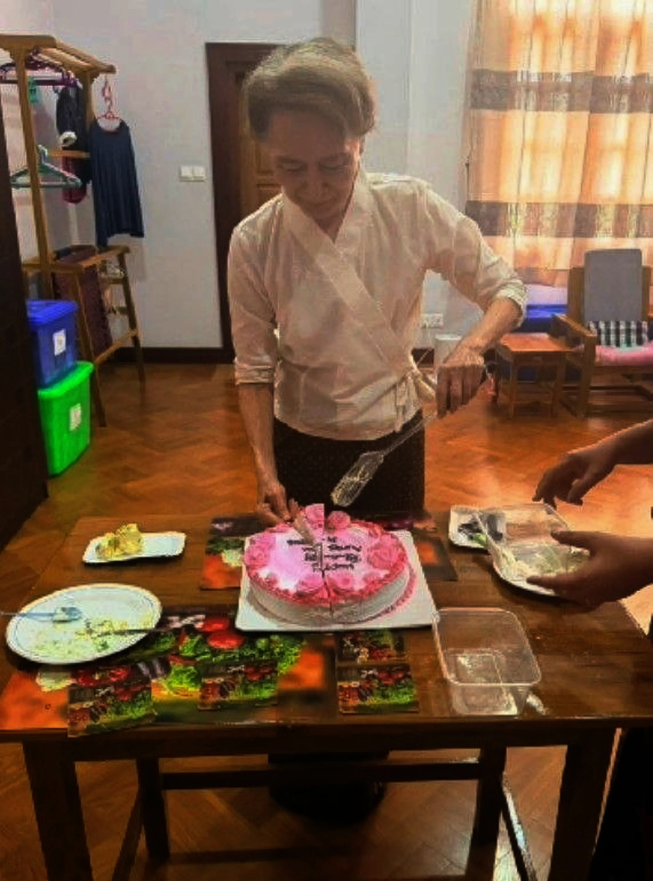 這張由緬甸總統府於2026年8月3日發布的照片顯示，緬甸前領導人翁山蘇姬在奈比都會見紅十字國際委員會代表，並且親自切生日蛋糕。（美聯社）