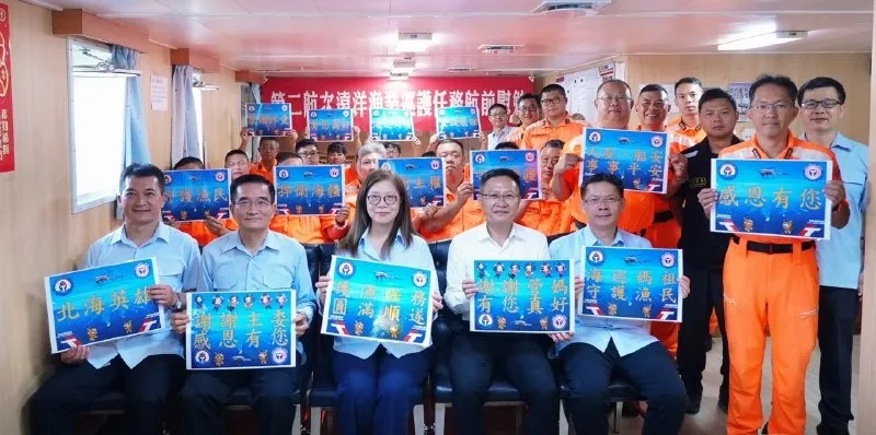 海委會主委管碧玲及副主委兼署長張忠龍登船慰勉執勤人員，勉勵海巡團隊持續守護我國遠洋漁權、履行國際責任。（圖/海洋委員會提供）