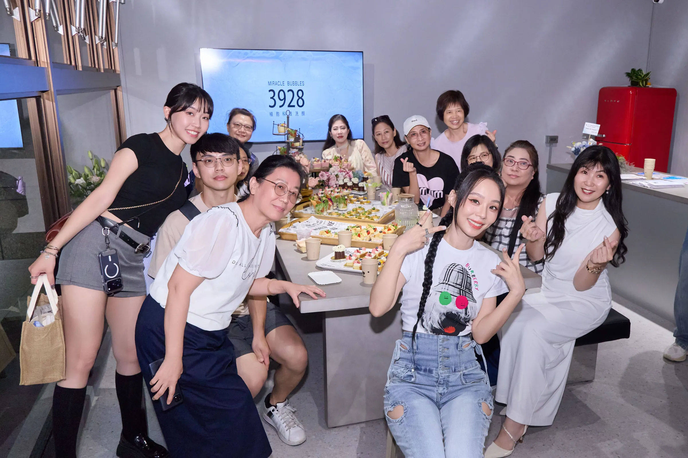孫淑媚與品牌會員及現場來賓開心合影，為MB3928首間加盟店開幕增添熱鬧氣氛。(圖／MB3928提供)