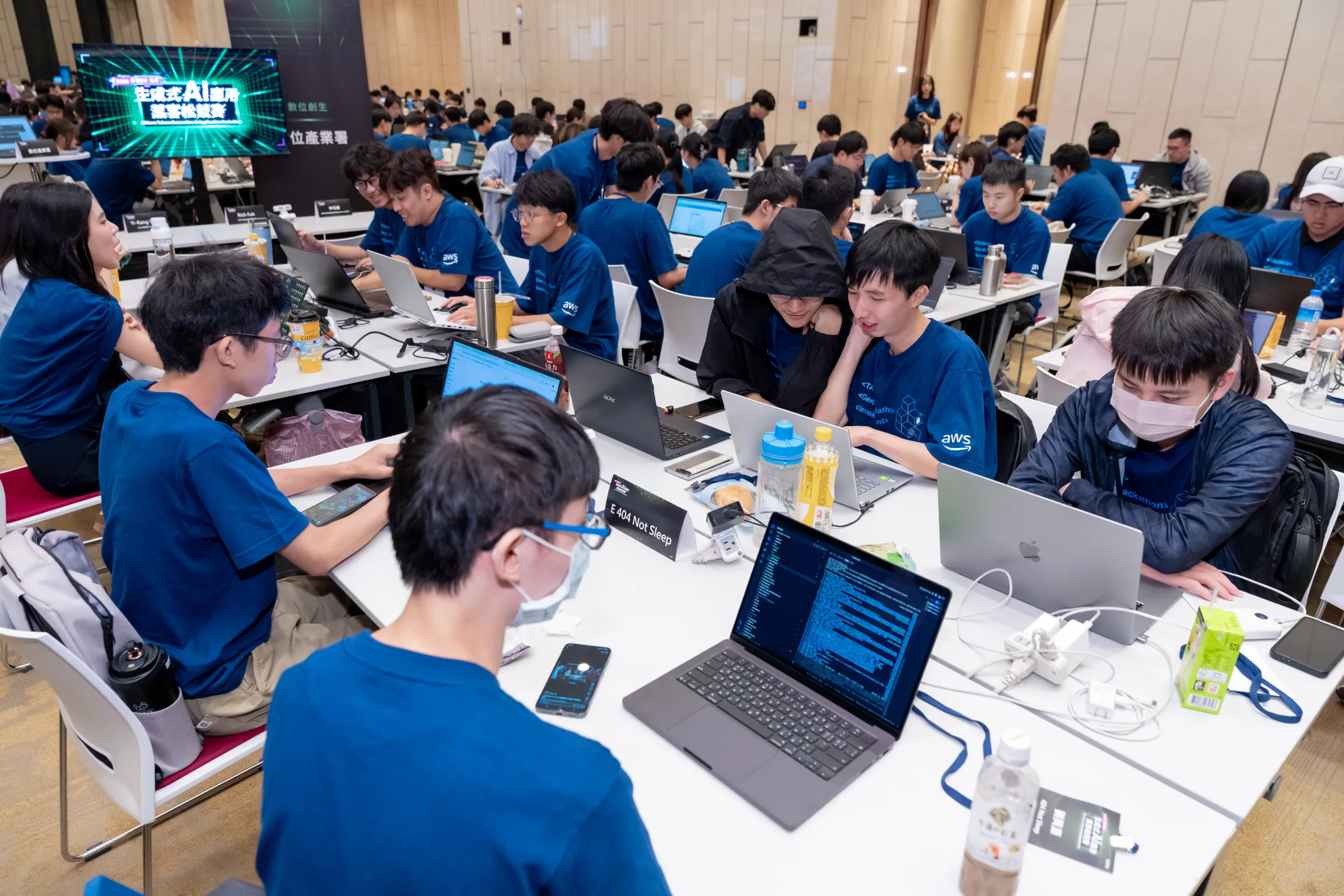100組晉級團隊在兩天競賽期間密集開發系統，從需求分析、程式撰寫到成果展示，全力用生成式AI破解產業難題。（圖／數位發展部提供）