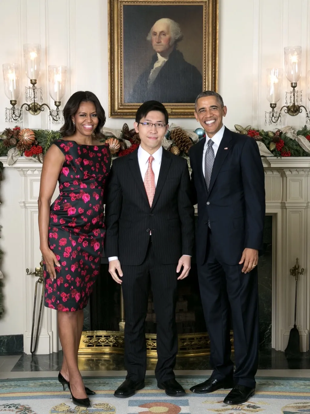張經義曾任駐白宮記者，對歐巴馬、拜登、川普的政策有深度觀察。圖為2014年張經義與歐巴馬夫婦合照。（出版社提供）。