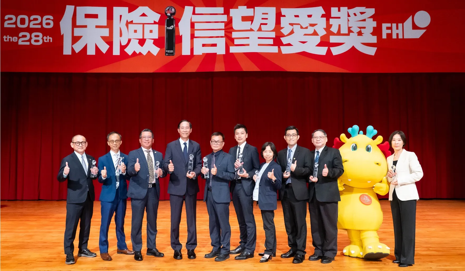 台灣人壽暨中信產險榮獲保險信望愛10大獎，莊中慶總經理(左起四)與團隊見證榮耀時刻。(圖/台灣人壽提供)