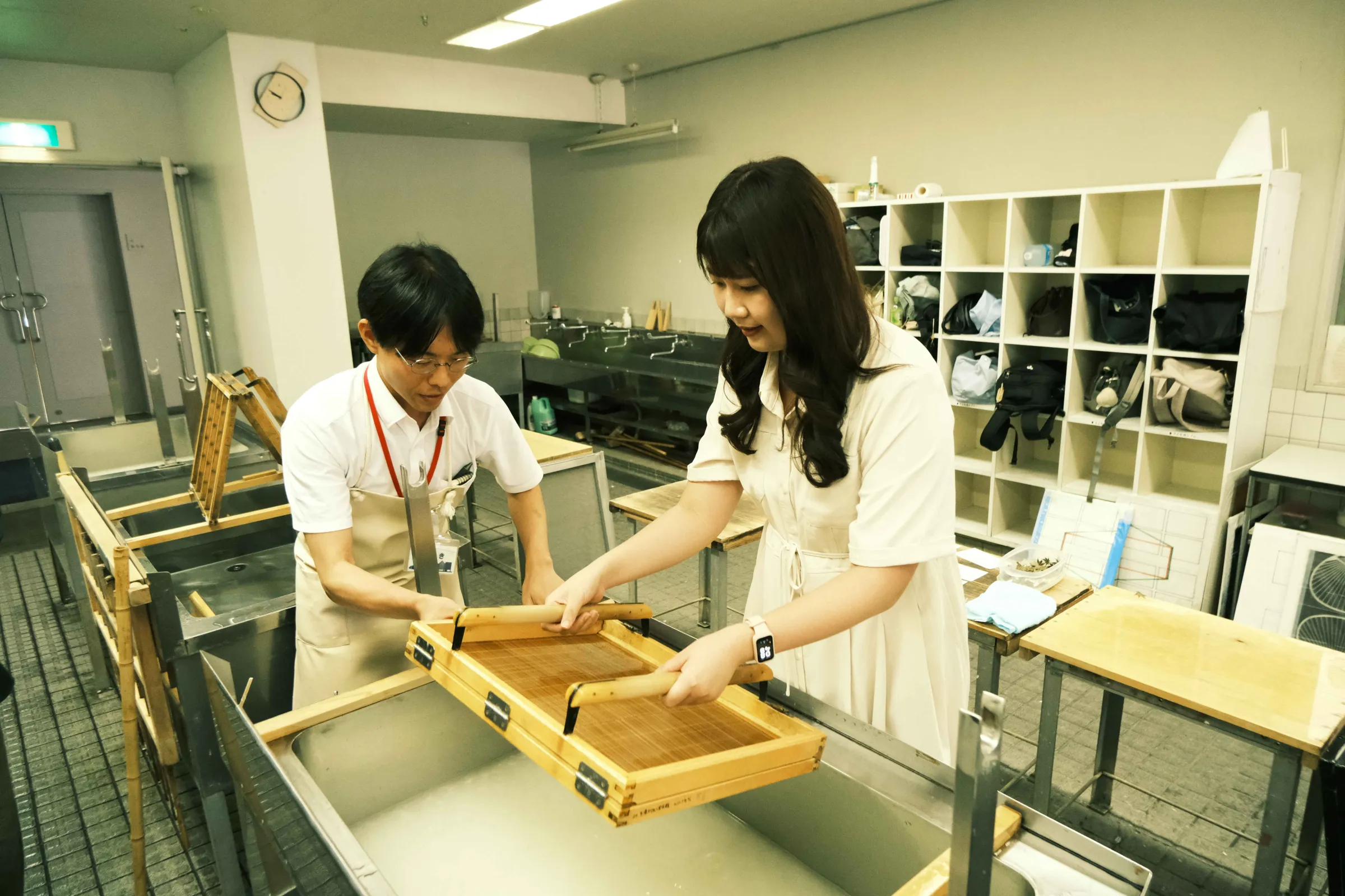 特派員が100年の歴史を持つ「テラダ和紙工房」を訪問し、美濃和紙職人の技を間近で見学した。（写真／高雄市政府青年局提供）