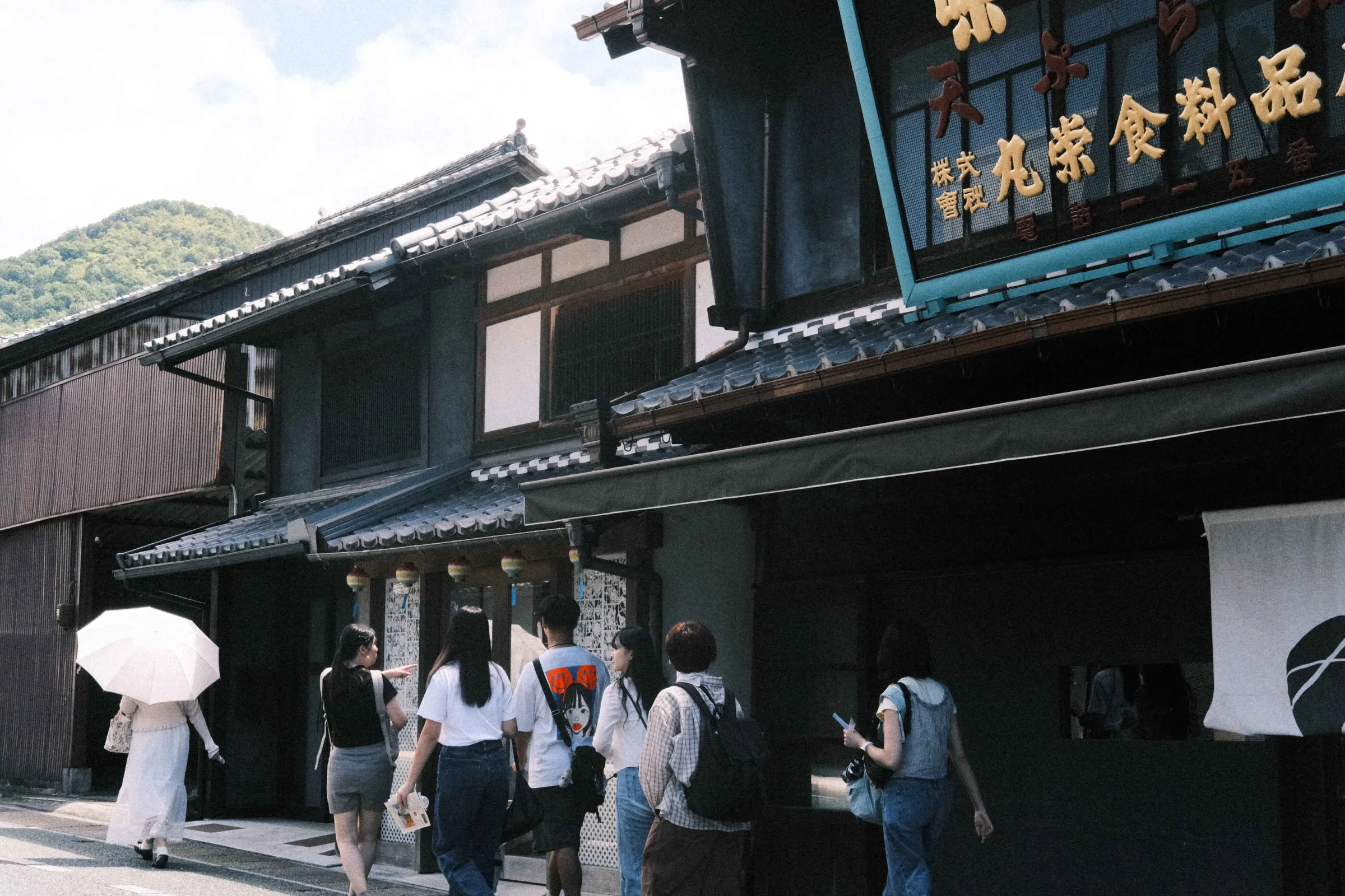 特派員が「うだつの上がる町並み」を散策し、100年の歴史を持つ町屋店舗の経営や空間再生の事例を実地視察した。（写真／高雄市政府青年局提供）