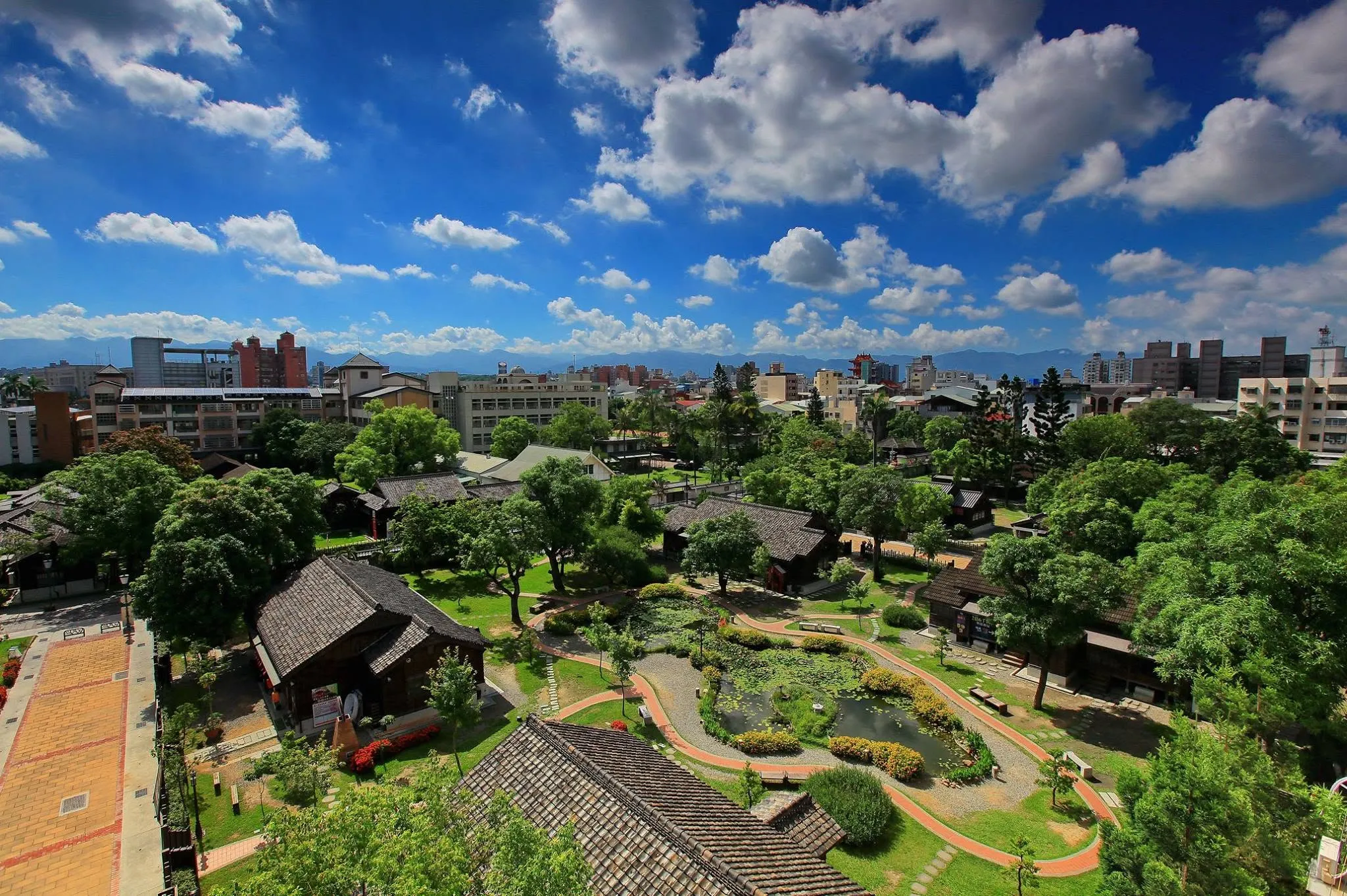 檜意森活村園區保留近30棟舊時日式宿舍，是全台規模最大的木造建築群。（圖／取自FB@檜意森活村 Hinoki Village）