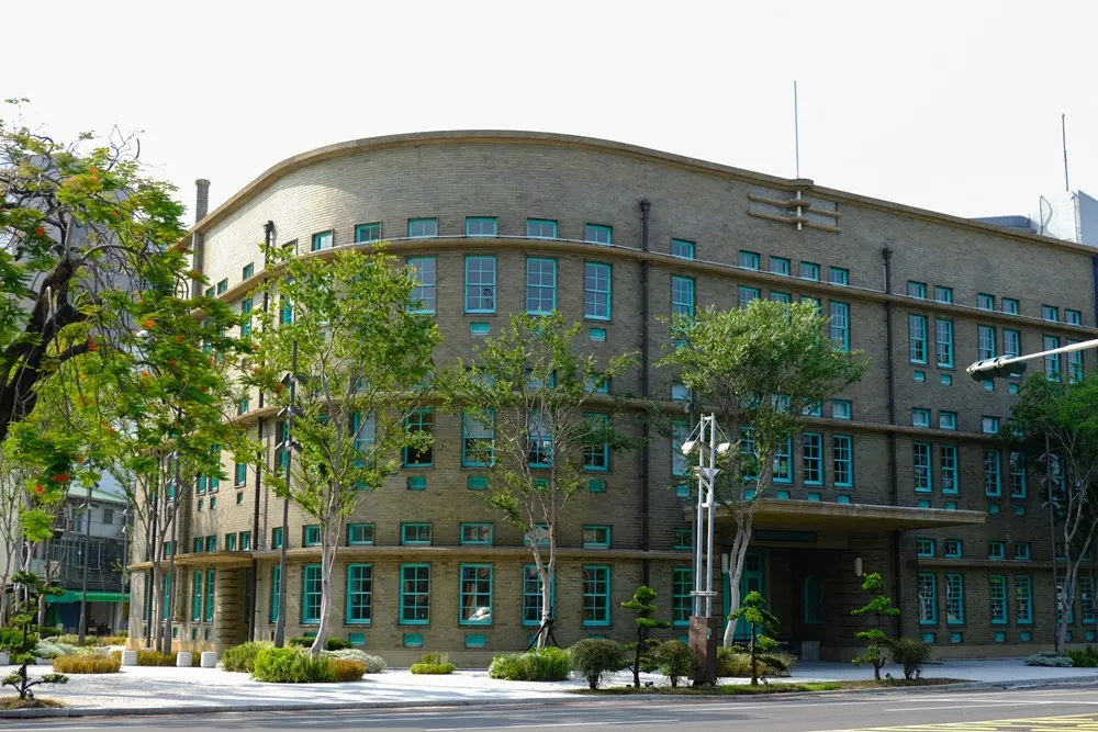 嘉義市立美術館部分為古蹟建築，前身為日治時期的菸酒公賣局嘉義分局。（圖／取自嘉義市立美術館官網）