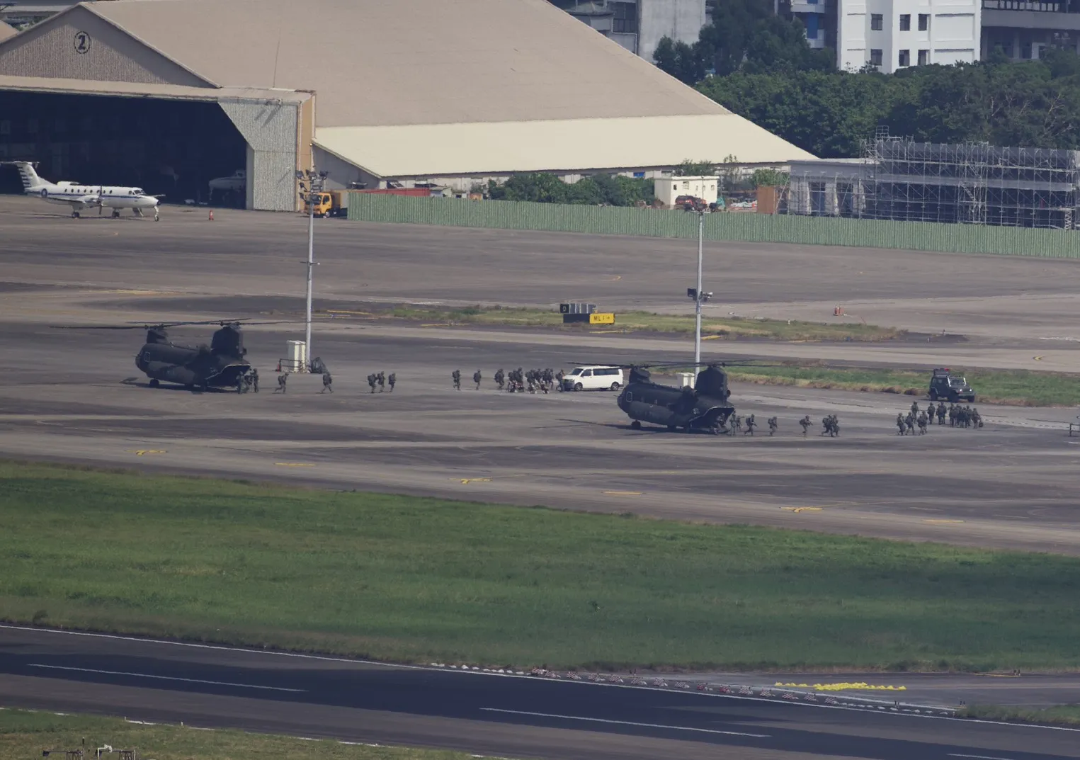 20260805-漢光42號實兵演練，陸戰隊以CH-47契努克運輸直升機進行空中機動跨區增援。（讀者提供）