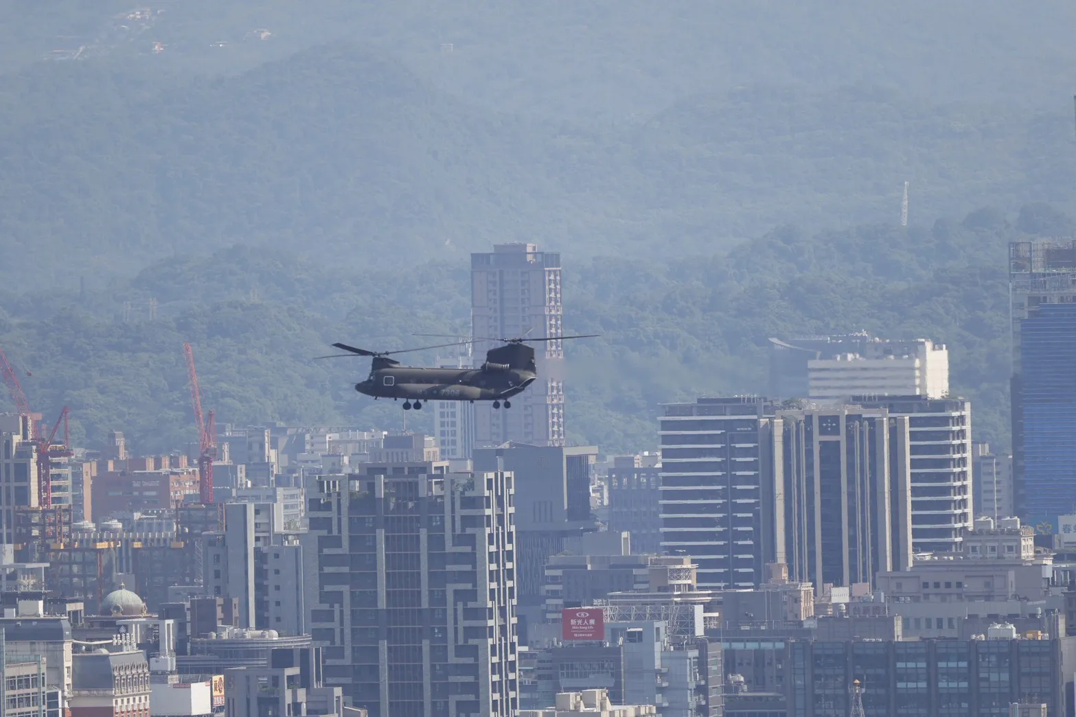 20260805-漢光42號實兵演練，陸戰隊以CH-47契努克運輸直升機進行空中機動跨區增援。（讀者提供）