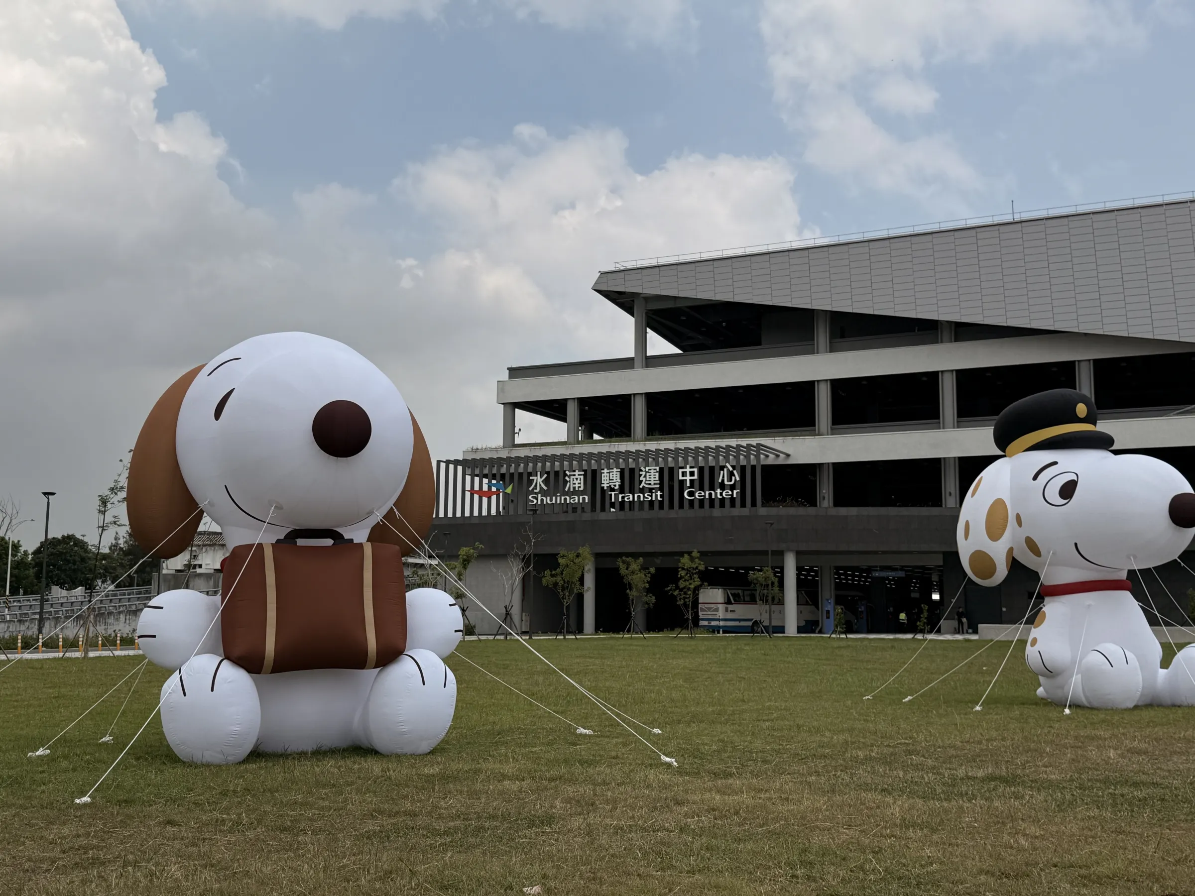 國際知名IP「Snoopy」主題活動，在水湳轉運中心南側大草皮設置6座大型氣球裝置藝術。(圖/王秀禾攝)