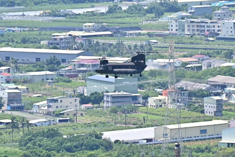 漢光演習首日　契努克運輸直升機出動（3） 國軍漢光42號實兵演習5日起一連10天9夜實施，北上增援官兵除透過陸路長程機動，亦有部分官兵搭乘CH-47SD「契努克」運輸直升機（圖），在台北附近降落執行中樞防護演練。中央社記者董俊志攝115年8月5日