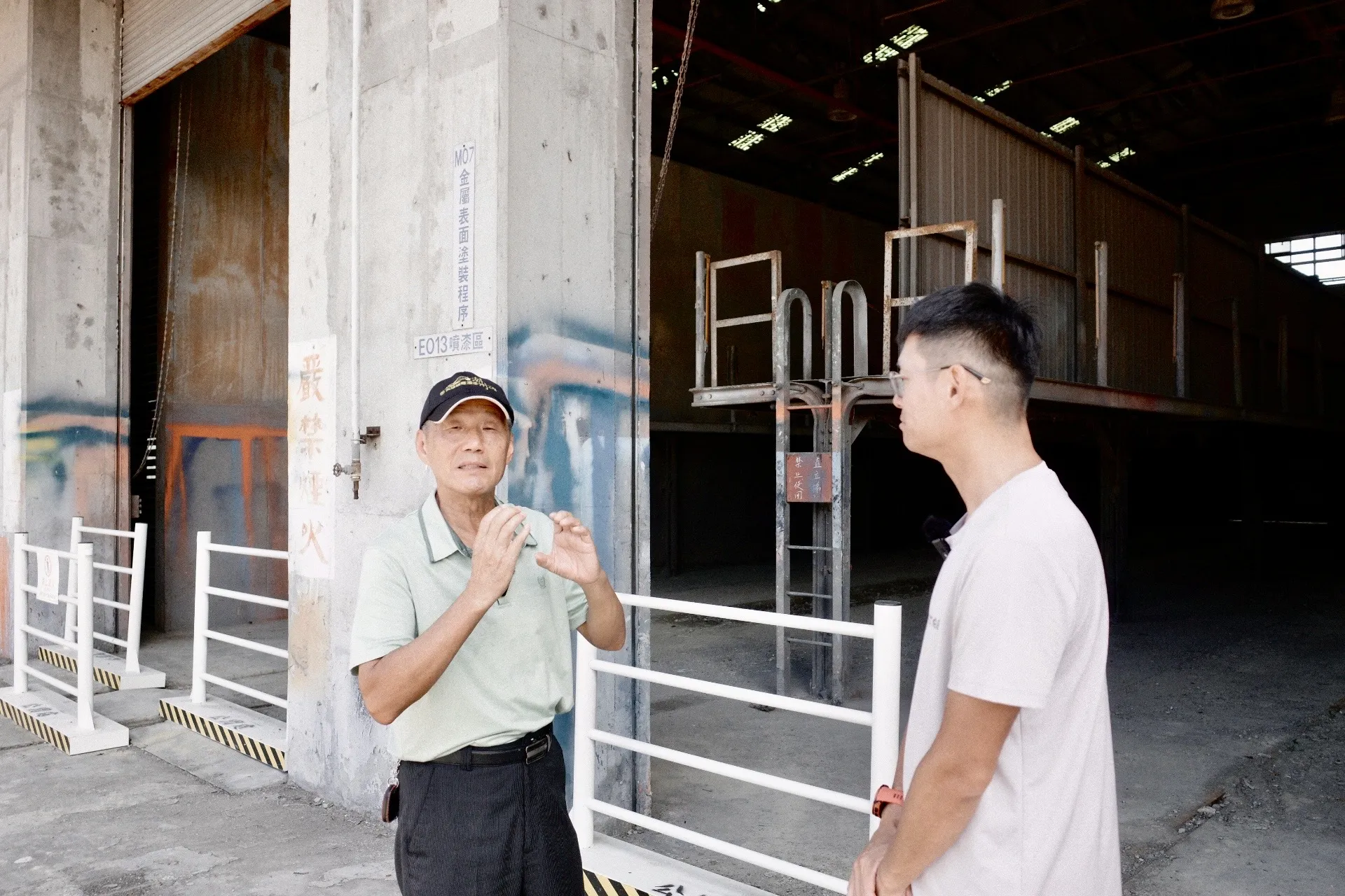 高雄機廠退休廠長謝進崑分享過往鐵道工作故事，帶路重回鐵道工作現場。（圖/高史博提供）