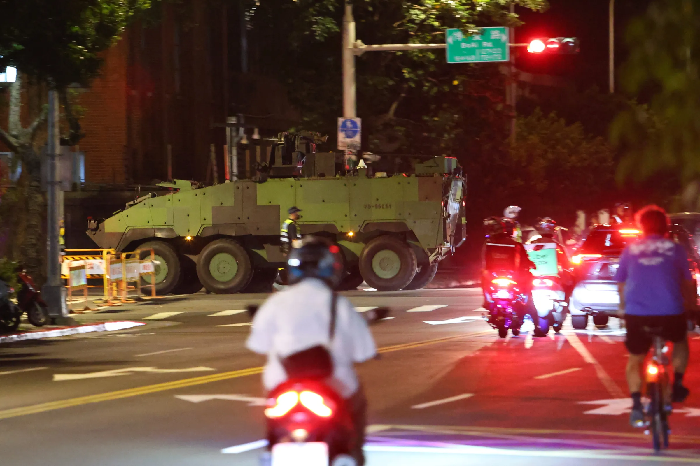 20260805-台湾軍「漢光42号」実動演習にて、頼氏の安全確保を担う万鈞車列。（顏麟宇撮影）