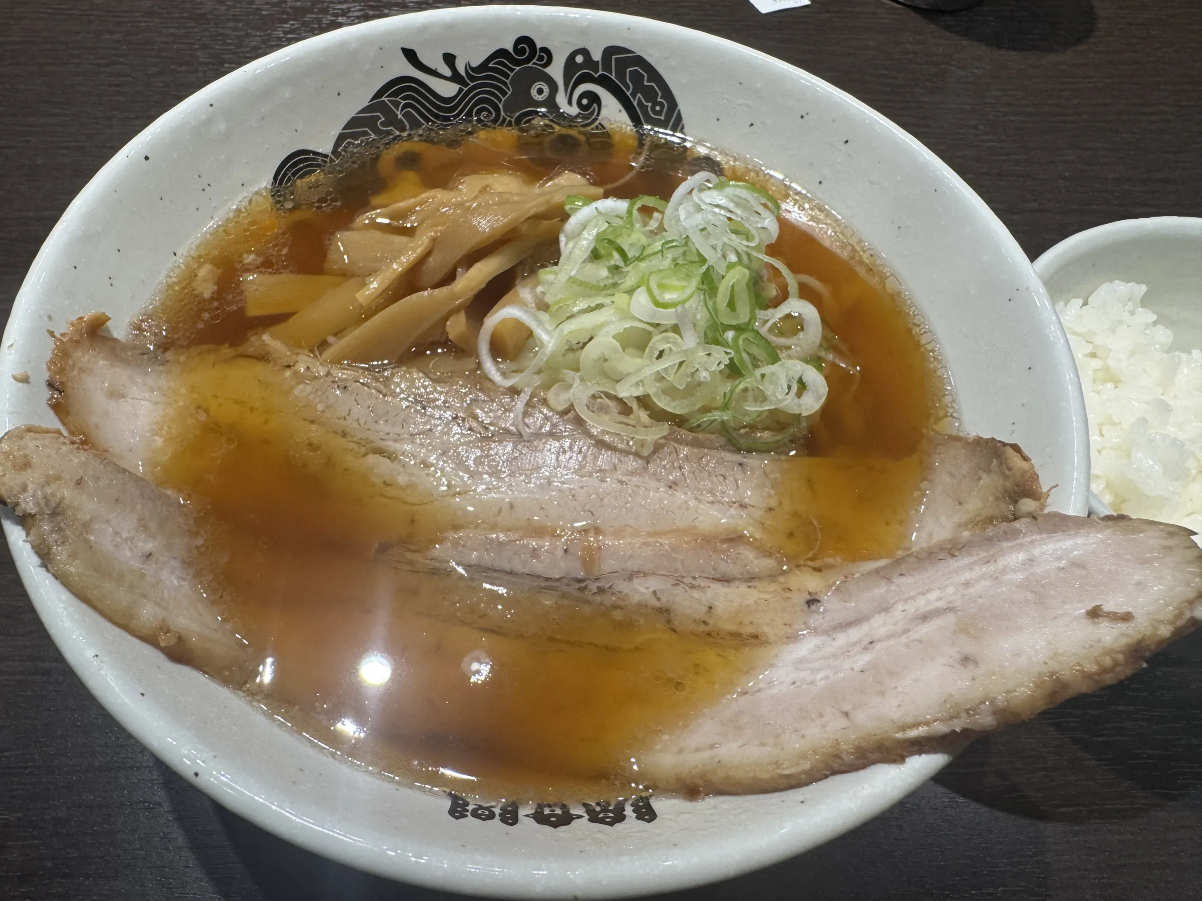 東京ラーメンストリートの「ご当地ラーメンチャレンジ」第3弾として、福島・喜多方ラーメンの名店「食堂はせ川」が11月23日までの期間限定でオープンした。黃信維
